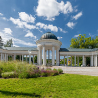 Kolonnade der Karolinaquelle in Marienbad